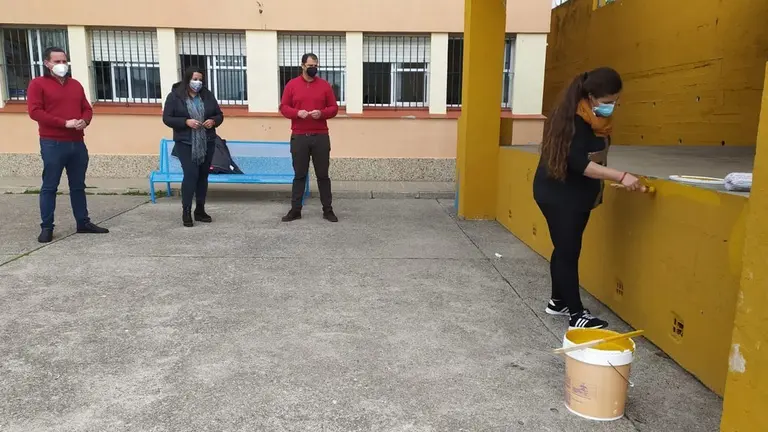 Labores de mantenimiento en el colegio.