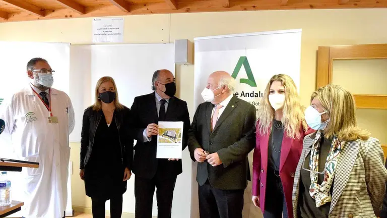 El alcalde entrega al consejero Aguirre el dossier relativo al nuevo centro de salud de La Bajadilla.