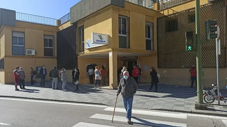 Un ciudadano cruza la calle en Algeciras.