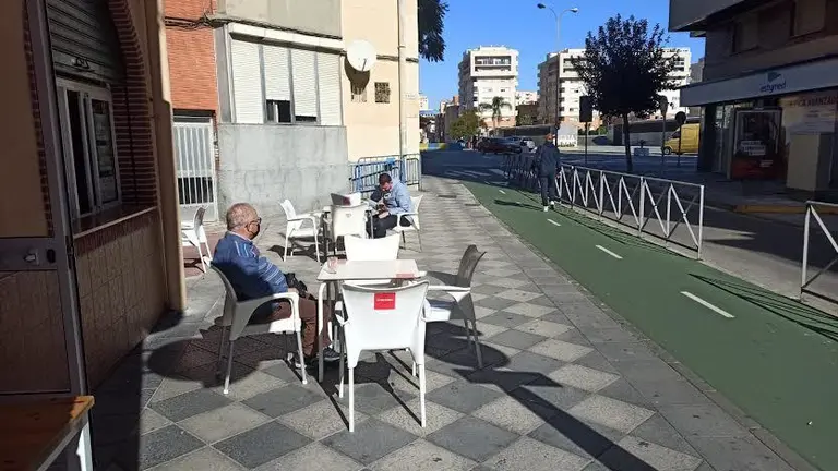 Un hombre, en una terraza.