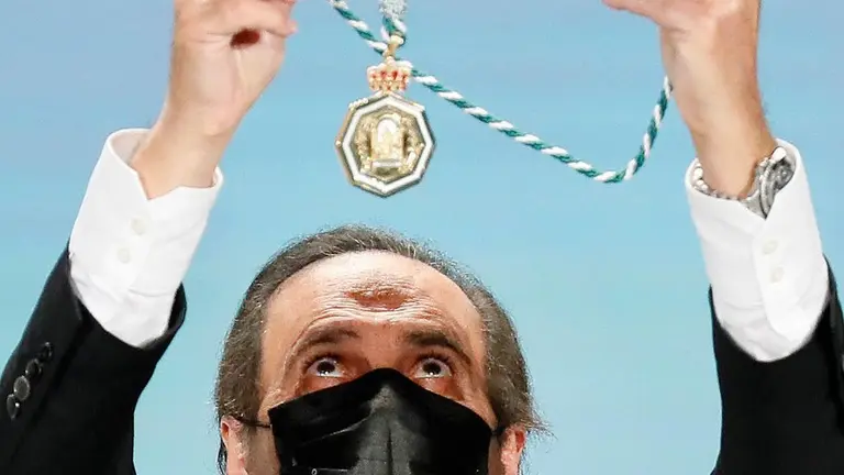 SEVILLA. 28/02/2021. - El cantaor Pepe de Luc&iacute;a recibe la Medalla de las Artes durante el acto de entrega de los t&iacute;tulos de Hijos Predilectos de Andaluc&iacute;a y de las Medallas de Andaluc&iacute;a con motivo del d&iacute;a de la comunidad aut&oacute;noma. EFE/Jos&eacute; Manuel Vidal
