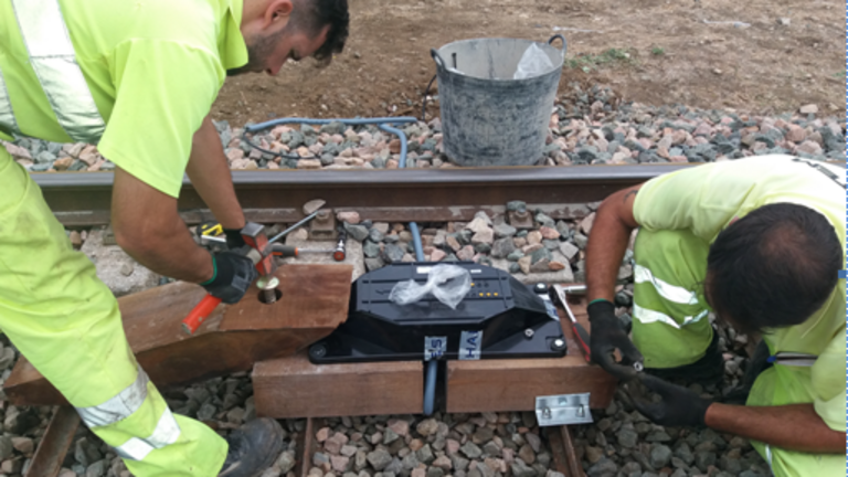 Operarios instalan una baliza de ASFA, en Castellar de la Frontera.