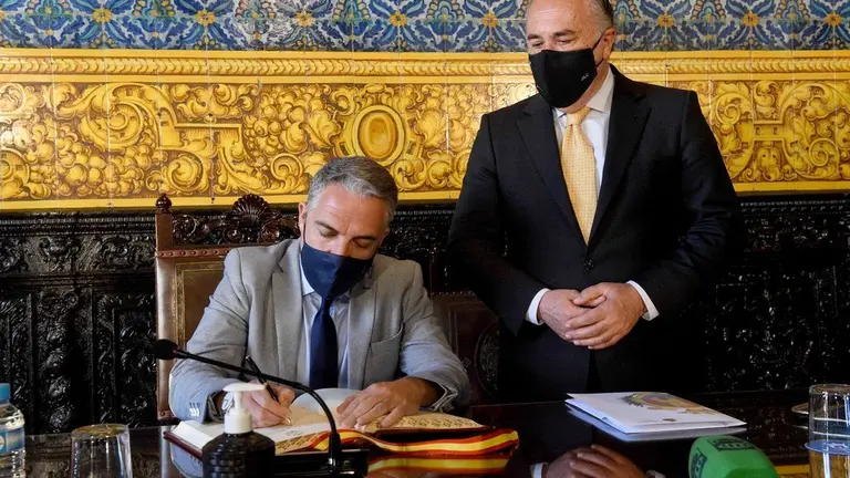 Bendodo firma en el Libro de la Ciudad.