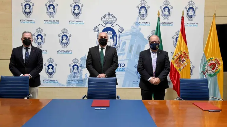 Mu&ntilde;oz, Landaluce y Delgado, durante la firma.