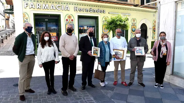 Autoridades, a las puertas de la farmacia.