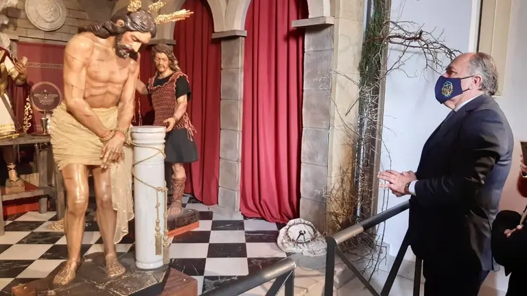 El alcalde contempla una imagen.