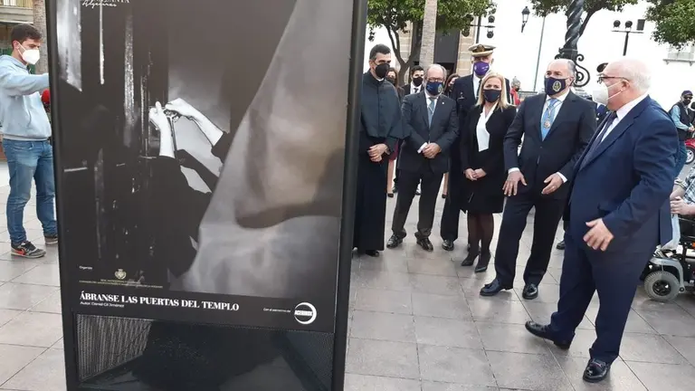 Un momento de la visita a la exposici&oacute;n.