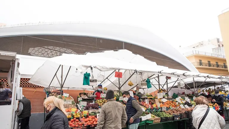 Ciudadanos realizan la compra en el mercado.