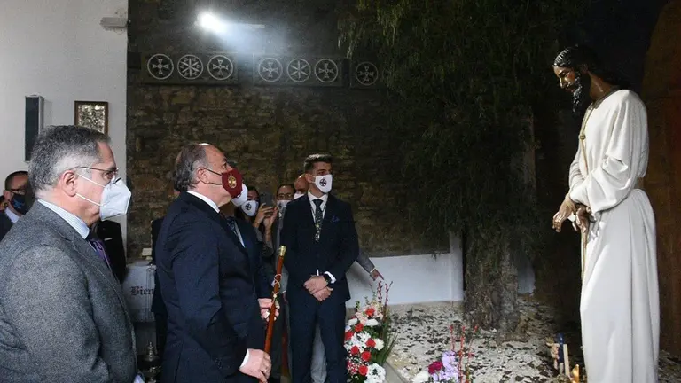 Landaluce entrega el bast&oacute;n de mando al Medinaceli.