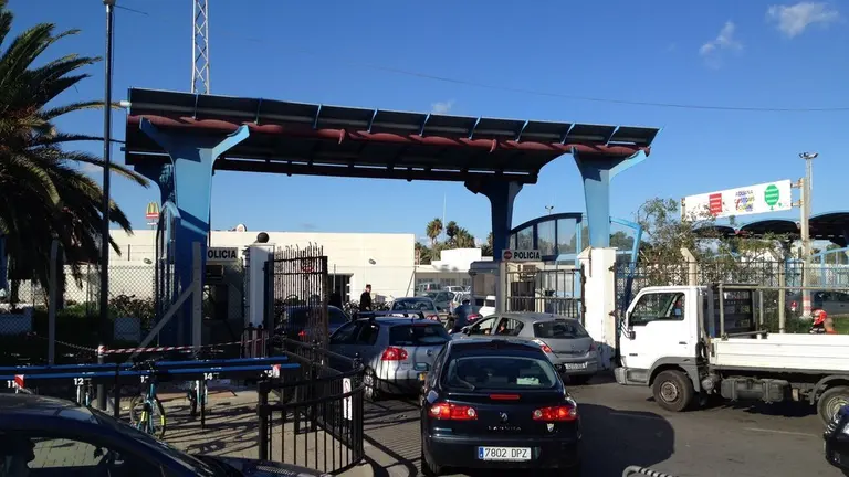 veh&iacute;culos cruzando la verja