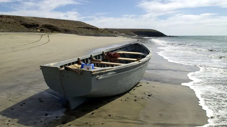 una patera en una playa
