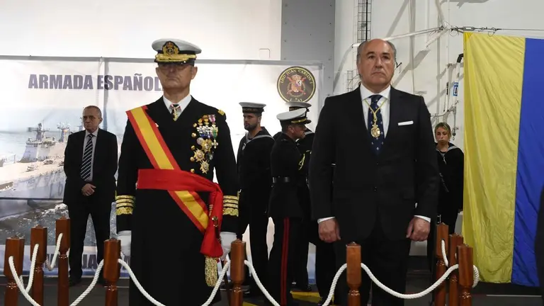 El alcalde, junto al anterior almirante jefe de la Flota, en la Jura de Bandera Civil de 2019.