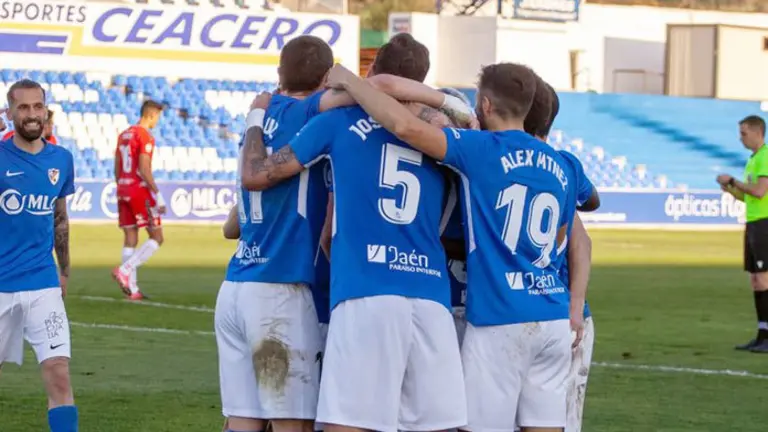 el linares celebra un gol