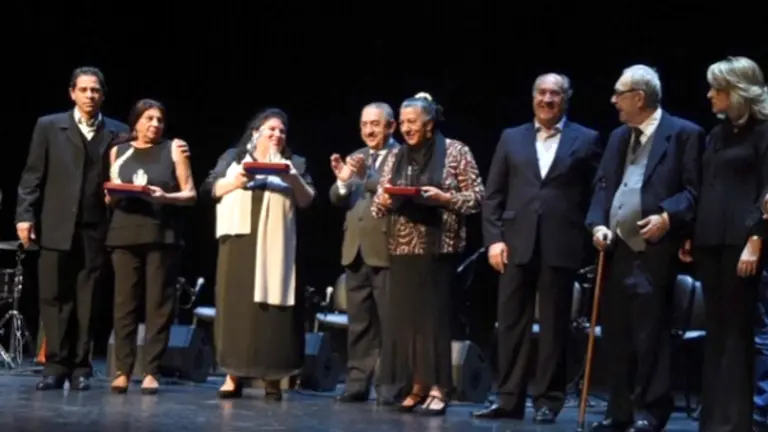 El alcalde con representantes del pueblo gitano, en im&aacute;genes de archivo.