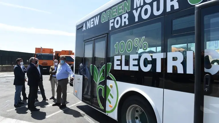 Landaluce, Mu&ntilde;oz y Ros junto al autob&uacute;s cien por cien el&eacute;ctrico.