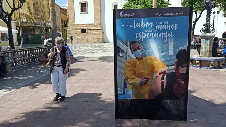 Mujer pasea por la Plaza Alta.