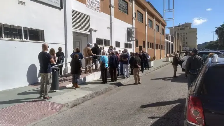 Colas a las puertas del centro de salud de Cortijo de Vides.
