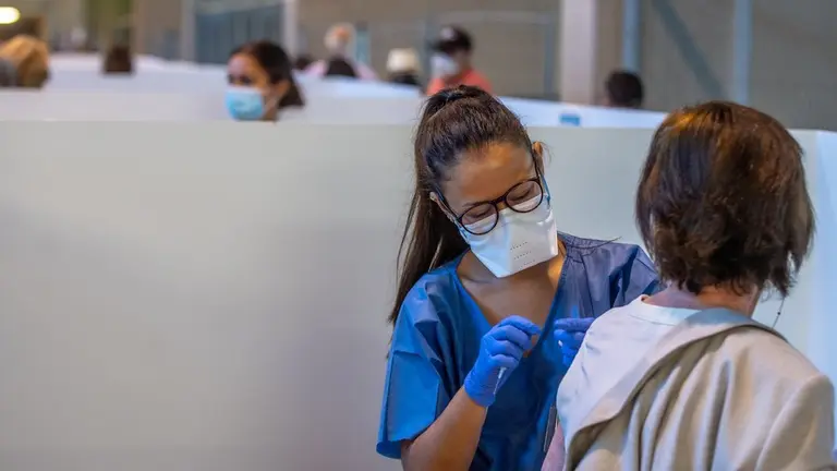 Una sanitaria vacunando.