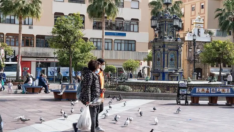 Ciudadanos, por la Plaza Alta.