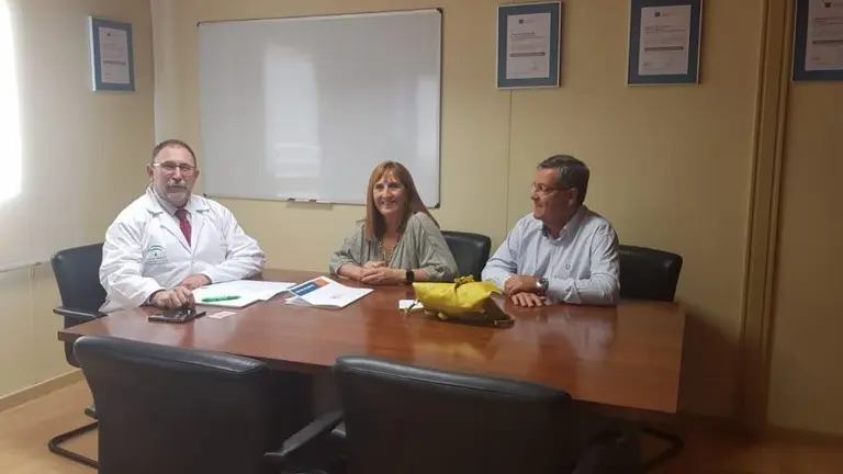 carmen paublete en una reuni&oacute;n