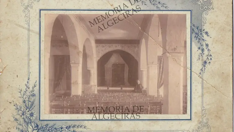 Jos&eacute; Castro Clavijo en el teatro, al fondo el cartel de la actuaci&oacute;n de la Mu&ntilde;eca Mec&aacute;nica
