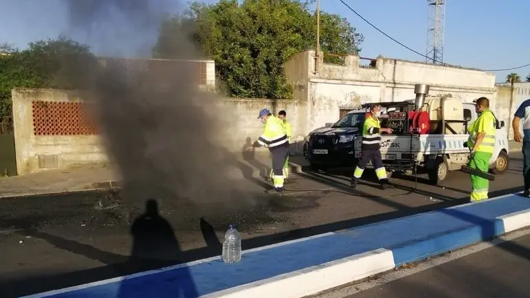 Operarios trabajan en la limpieza de calles, tras los disturbios.