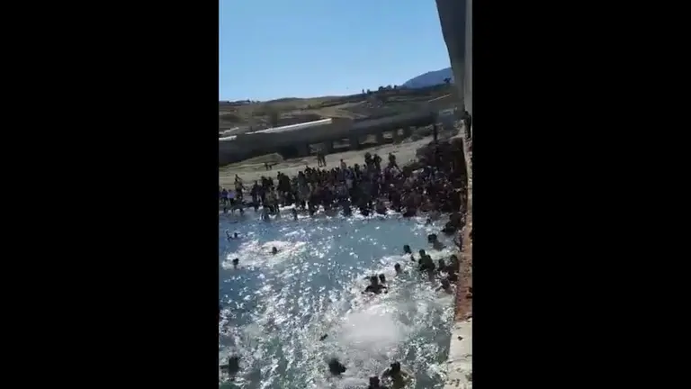 inmigrantres cruzando a nado