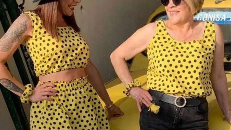 Madre e hija posan con 'outfit' de Extrearte.