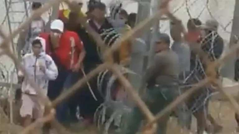 la polic&iacute;a marroqu&iacute; abre la valla