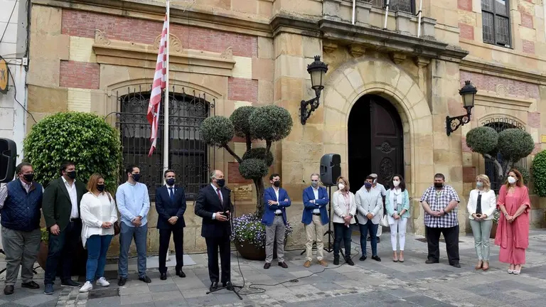 Bandera del Algeciras izada en el Ayuntamiento.