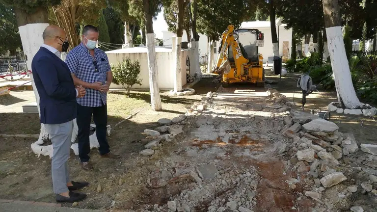 Visita a las obras del cementerio.