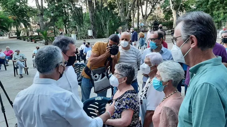 Juan Espadas saluda a la militancia socialista de Algeciras.