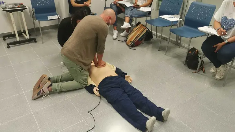 Un sanitario realiza la reanimaci&oacute;n.
