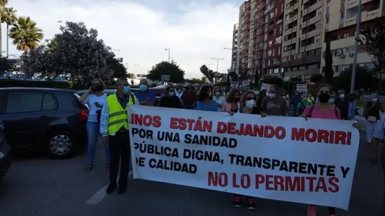 La comitiva, por el Paseo Mar&iacute;timo.