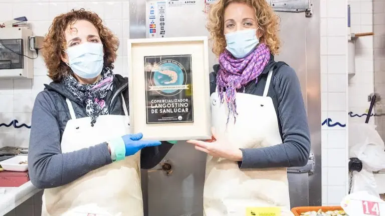 Ana y Cristina, con el certificado.