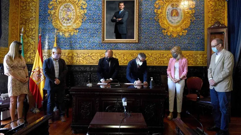 Un momento de la firma.