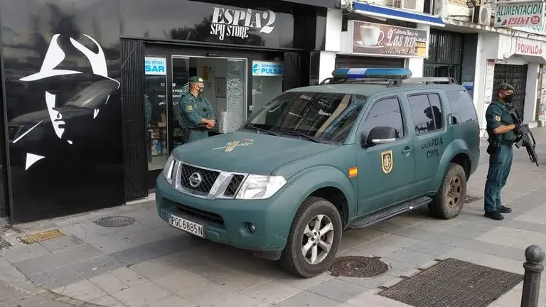Agentes, en el registro a la tienda de El Esp&iacute;a.