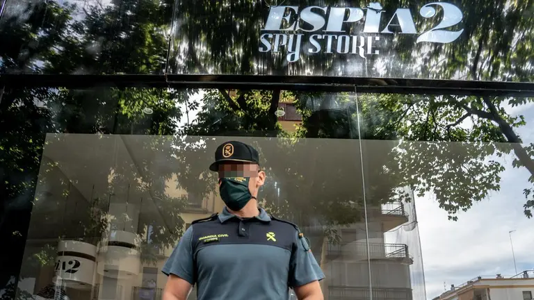 Un agente, en una tienda Esp&iacute;a.