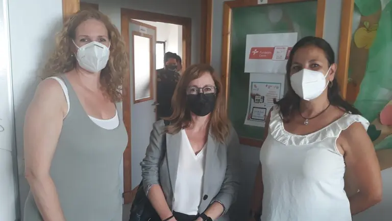 la responsable de Fundaci&oacute;n Cepsa en el Campo de Gibraltar, Estrella Blanco, durante la visita a la iniciativa 'Aires Te Conecta'.