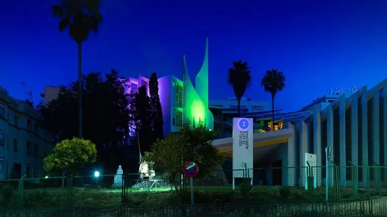 Escuela de Artes iluminada.