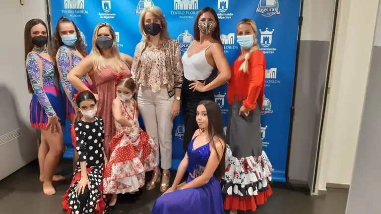 La directora de la academia con Pintor y alumnas.