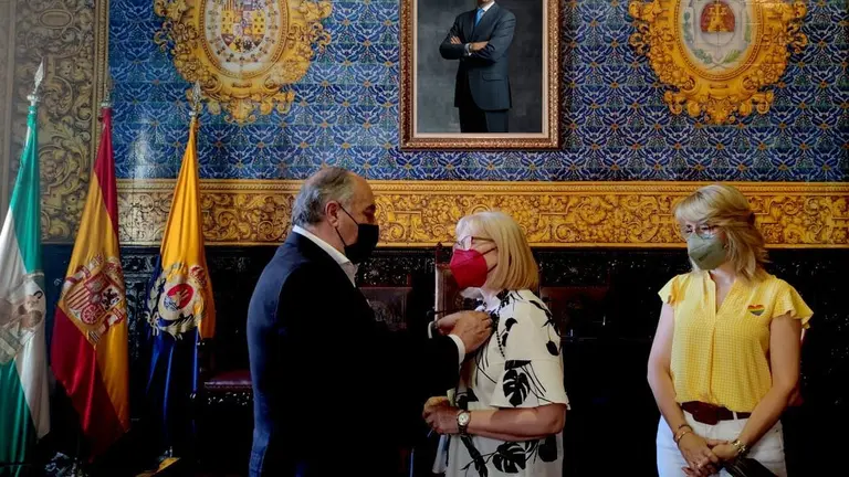 ENTREGA INSIGNIA POR ALCALDE A CARMEN FUENTES.