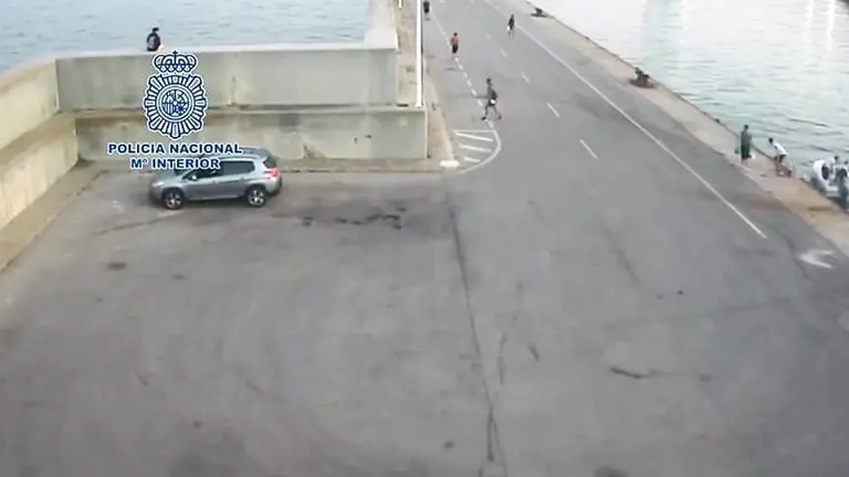 Llegada de los inmigrantes en la embarcaci&oacute;n a Algeciras.