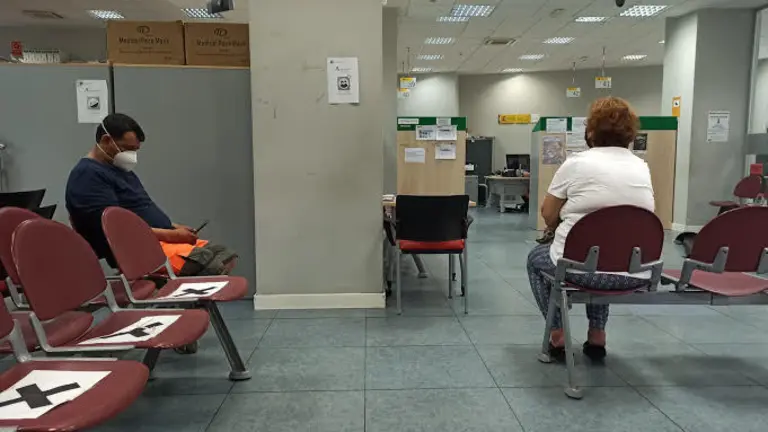 Usuarios en la oficina del SAE de Algeciras.