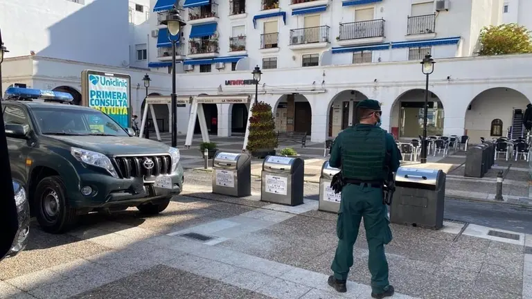 Agentes desplegados en la Plaza Neda de Algeciras.