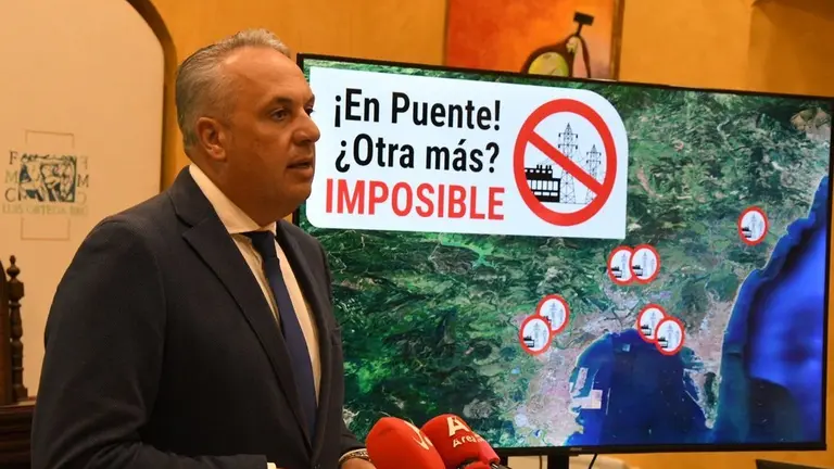 El alcalde de San Roque con el lema de la campa&ntilde;a que se opone a la nueva subestaci&oacute;n el&eacute;ctrica.