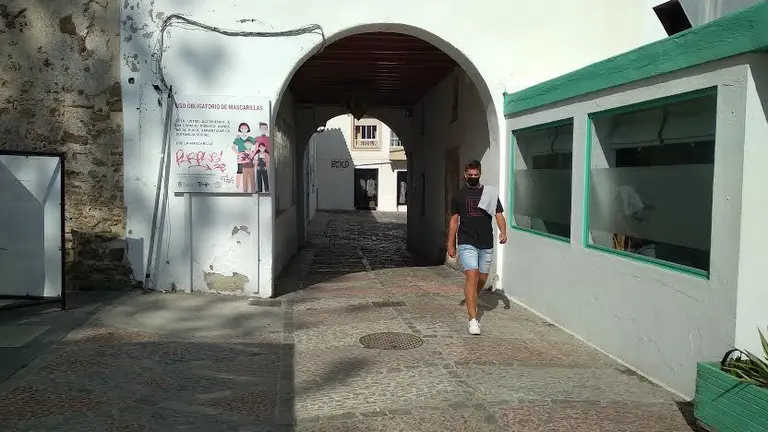 Un joven pasea por Tarifa.