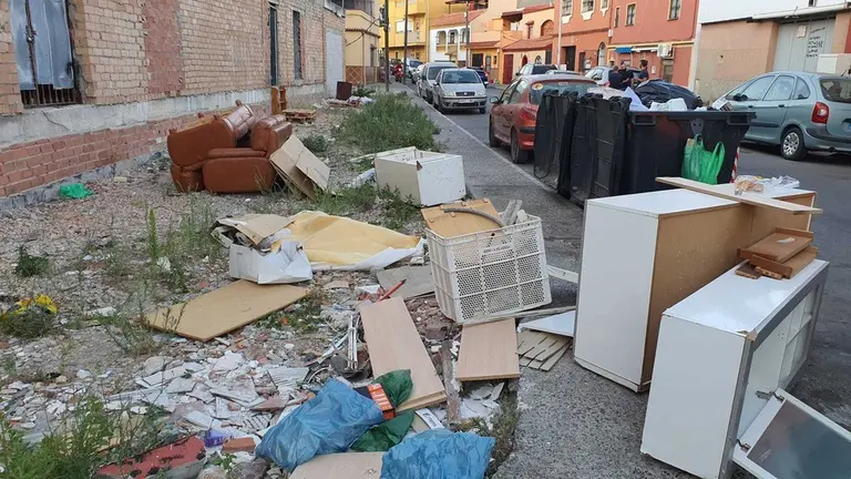 Estercolero en una barriada.