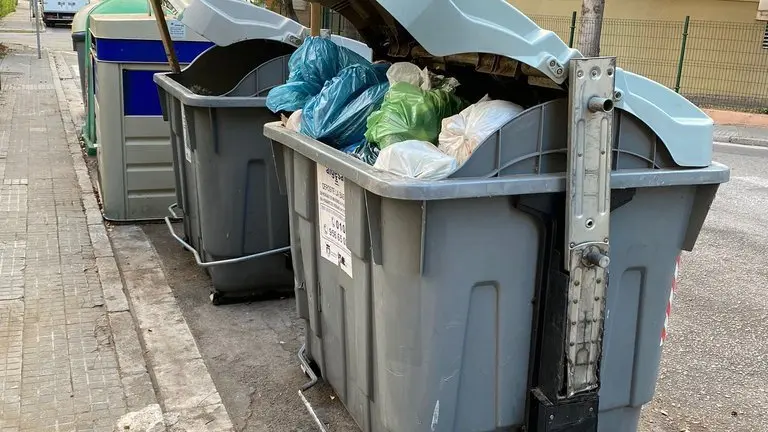 Contenedores de basura.
