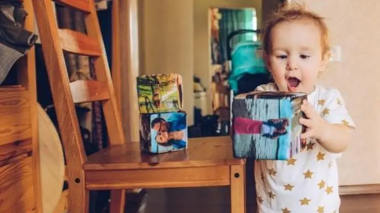 Un ni&ntilde;o jugando.
